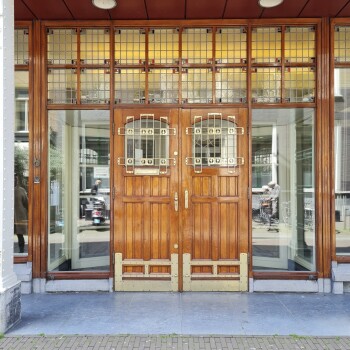 Voordeur gebouw 